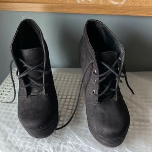 USED  Womens booties size 6 color Black Brand Soda